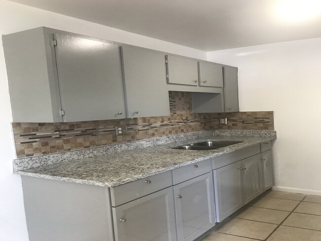 Foto del edificio - 2222 Leo dr