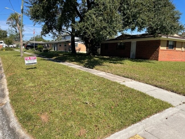 Building Photo - Cozy 4 Bedroom 2 Bathroom Home Corner Lot ...