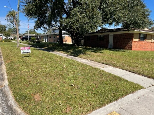 Foto del edificio - Cozy 4 Bedroom 2 Bathroom Home Corner Lot ...