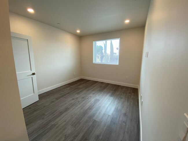 Building Photo - 12555 Vanowen St