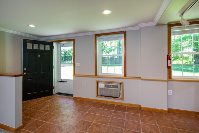 Building Photo - 132 Claremont Rd