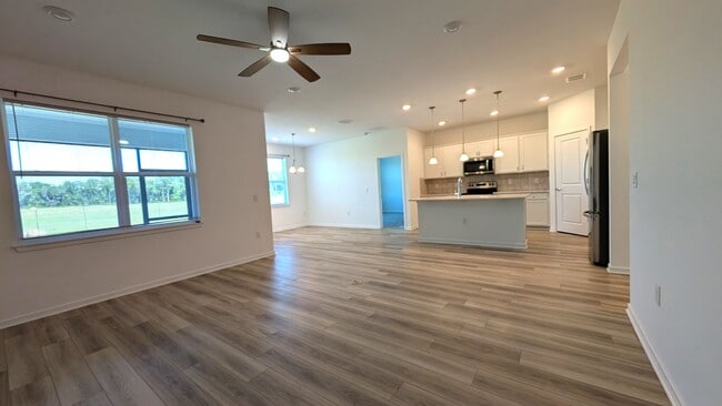 Building Photo - 3 Bedroom/ 2 Bath ready for immediate occu...