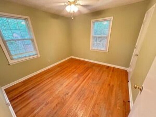 Building Photo - 3 Bed/1 Bath in Rosewood