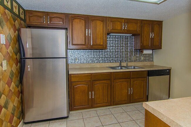 Foto del edificio - Spacious 3-Bedroom, 2-Bath Condo Available!