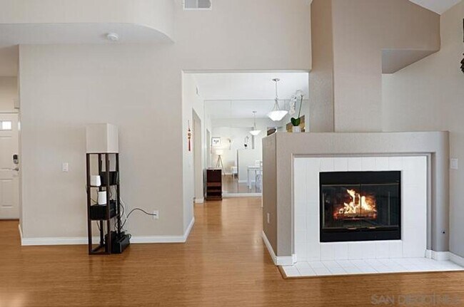 Foto del edificio - Carmel Valley 2BD/2.5BA Townhome w/ 2-Car Garage + Community Pool
