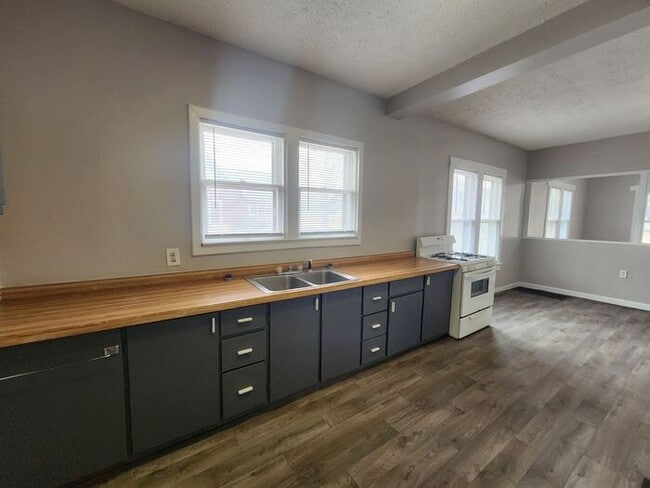 Building Photo - Charming 3-bedroom, 1-bath home with a bright living space, spacious bedrooms, and an easy-to-mai...