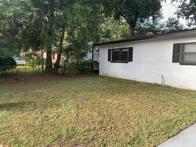 Building Photo - Large, spacious 4/2 w/ BONUS room. New pai...