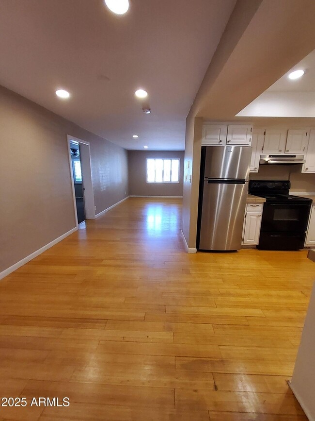 Foto del edificio - 2225 E Glenrosa Ave