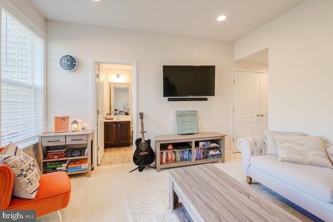 Foto del edificio - 9002 Spruce Tree Ln