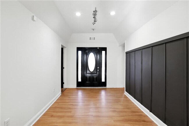Building Photo - 1512 Flat Shoals Rd