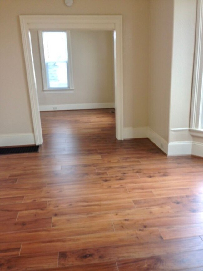 Building Photo - 2 Bedroom 1 Bath Victorian House in Vallej...