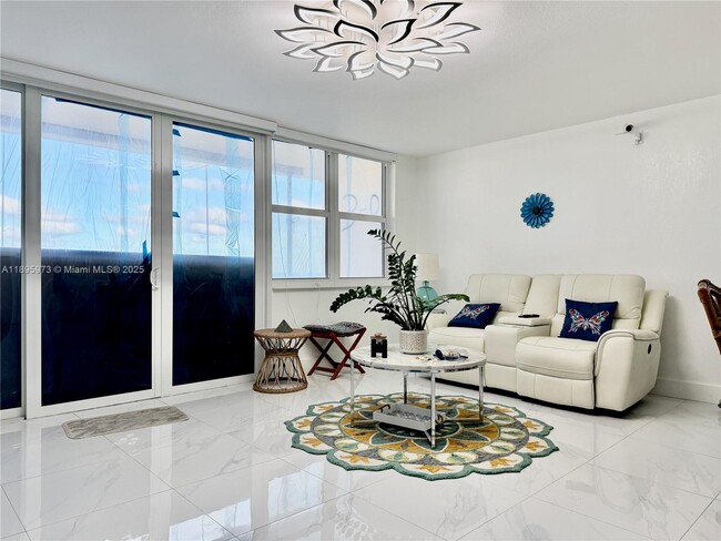 Foto del edificio - 3180 S Ocean Dr