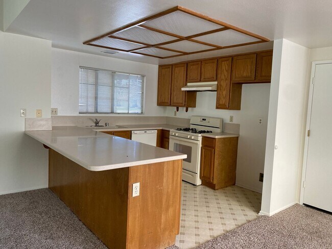 Foto del edificio - Single story 3 bed, 2 bath Moorpark home with yard