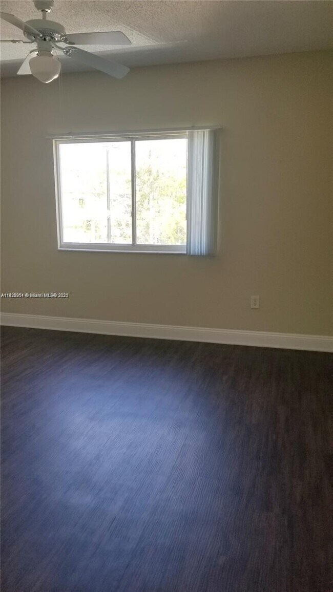 Foto del edificio - 280 Crestwood Cir