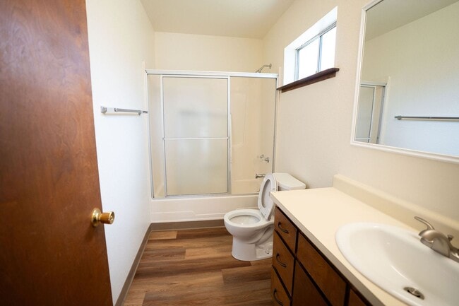 Building Photo - Remodeled 2-Bedroom Apartment for Rent