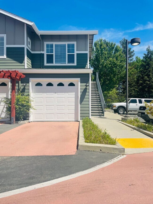 Foto del edificio - Beautiful North Davis 2bed/2 bath Upstairs...