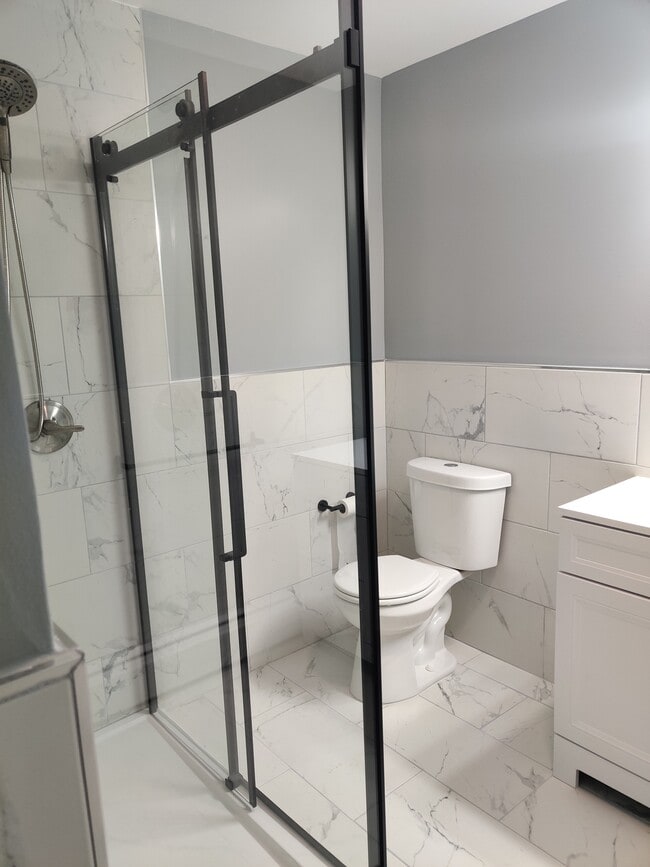 Modern shower - 186 Highland Ave