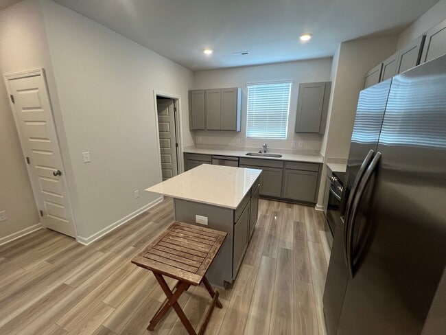 Building Photo - Beautiful New Townhouse!!!