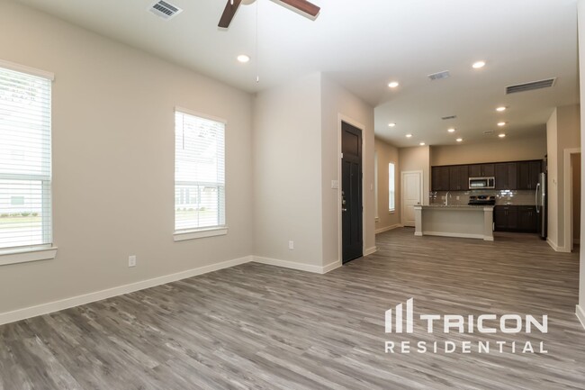 Building Photo - 9835 Willow Creek Commerce Dr