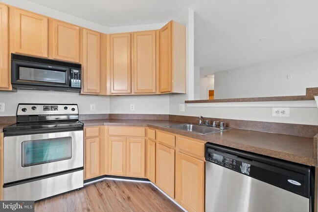 Building Photo - 42496 Mayflower Terrace