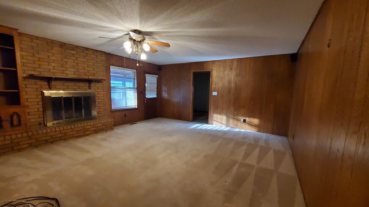 Primary Photo - 1002 Coventry Rd