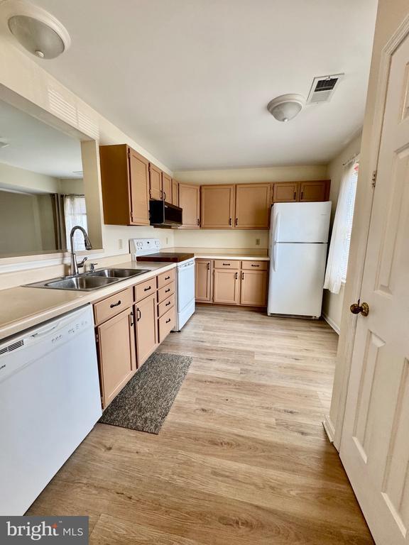 Building Photo - 111 Equestrian Dr