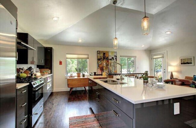 Foto del edificio - High End LOHI Townhome Available in June!