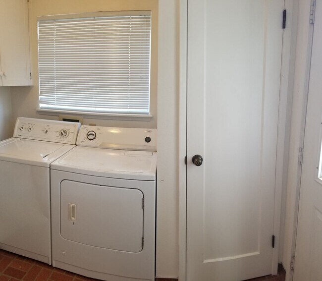 Foto del edificio - 3 Homes on 1 Lot! 7 Bedroom 4 bath home close to POLY off of Grand Avenue Entrance!!!!