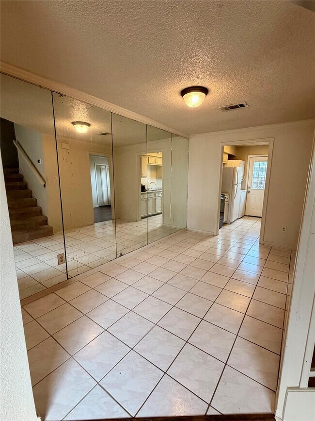 Foto del edificio - 7700 Creekbend Dr