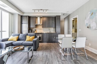 Building Photo - 315 Front St W