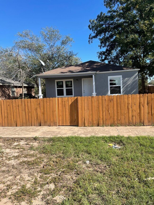 Building Photo - 3 br, 1 bath House - 311 S Kansas Avenue (...