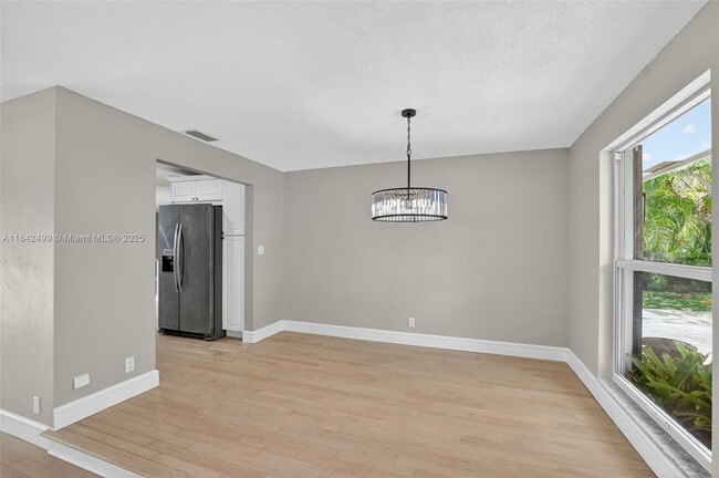Building Photo - 565 NE Olive Way