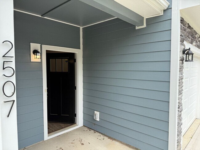 Building Photo - Brand New Townhome Minutes from uptown Cha...