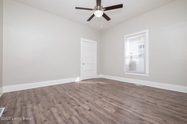 Building Photo - 925 W Evelyn Ave