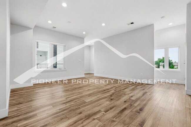 Foto del edificio - Spacious Townhouse with Central AC and 2-Car Garage