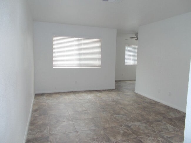Foto del edificio - 1824 N Decatur Blvd
