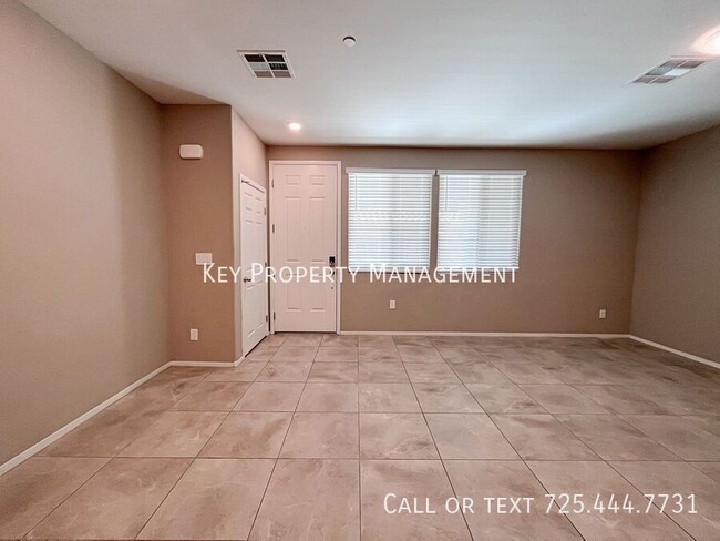 Building Photo - UPGRADED 3 BEDROOM TOWNHOME IN GATED COMMU...