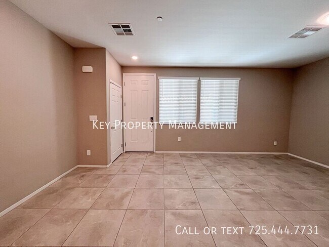 Foto del edificio - UPGRADED 3 BEDROOM TOWNHOME IN GATED COMMU...