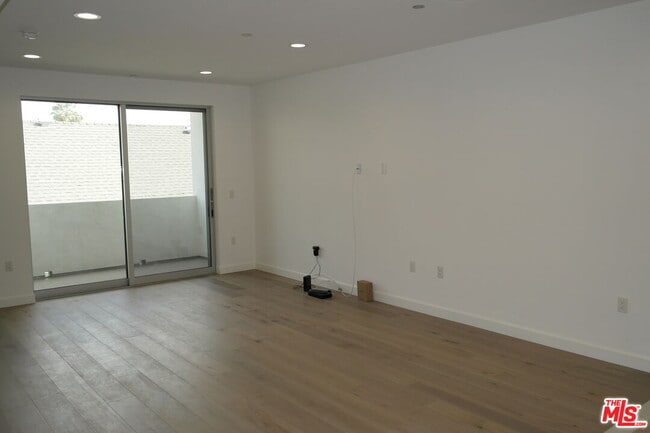 Building Photo - 4813 Oakwood Ave
