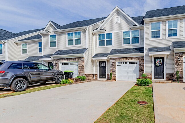 Foto del edificio - Beautiful 3 Bedroom, 2.5 Bathroom Townhome...