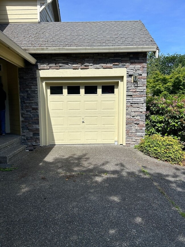 Building Photo - 4Bd/2.75Ba Bellevue Home
