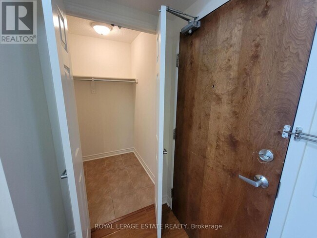 Photo du bâtiment - 60 Fairfax Crescent