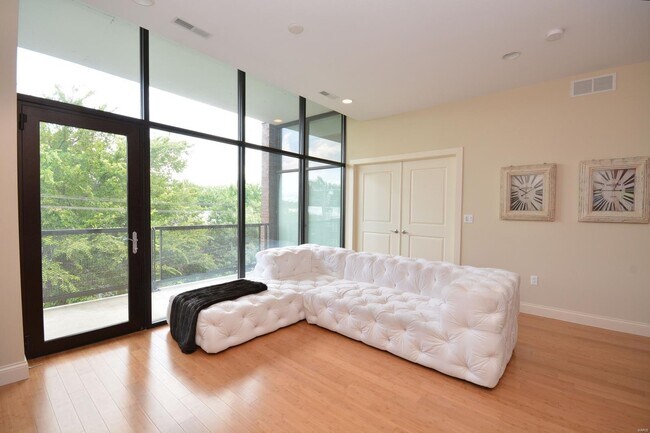 Foto del edificio - 6451 Clayton
