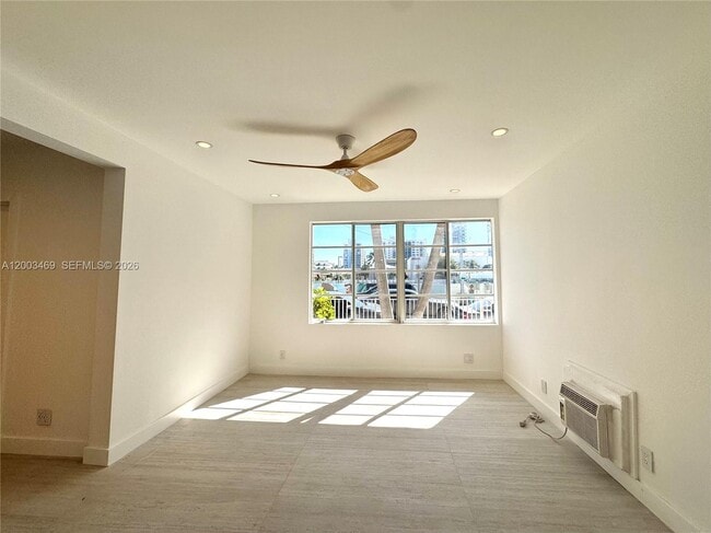 Foto del edificio - 6944 Byron Ave