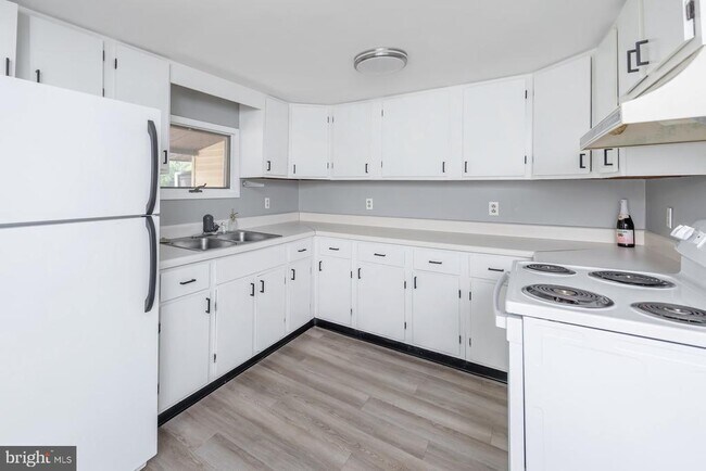 Building Photo - 114 E Millbrooke Ave