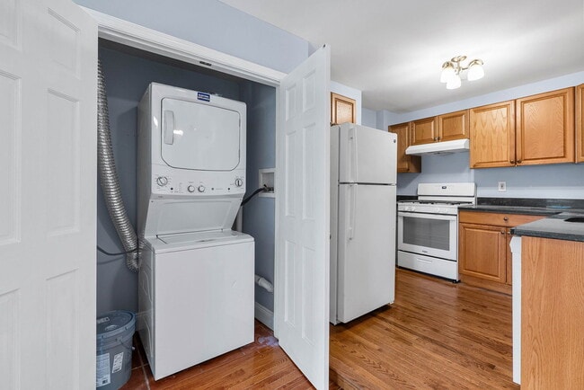 Building Photo - 537 E Girard Ave