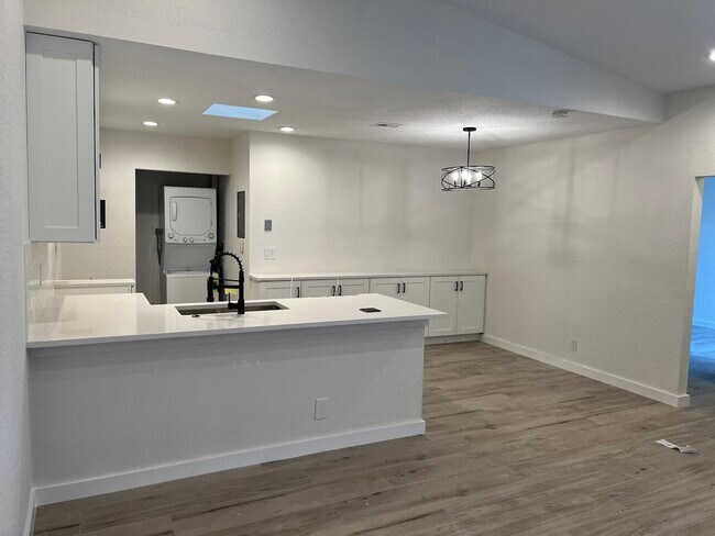 Building Photo - 1602 Waterview Cir
