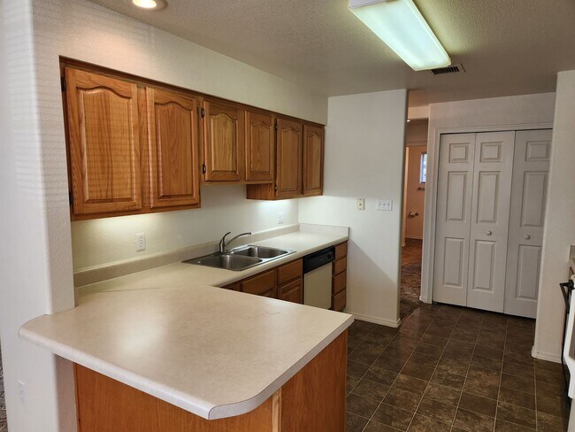 Foto del edificio - Rare Ground Level Unit - 2 Bed / 1 Bath w/private yard