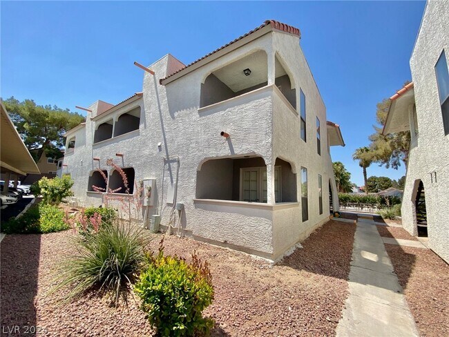 Building Photo - 811 Bass Dr