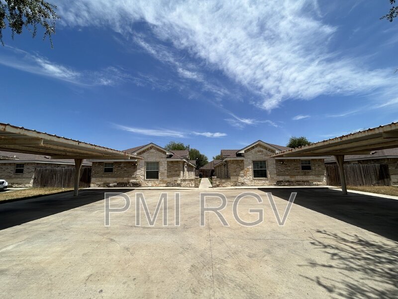 Foto principal - 206 W Albatross Ave